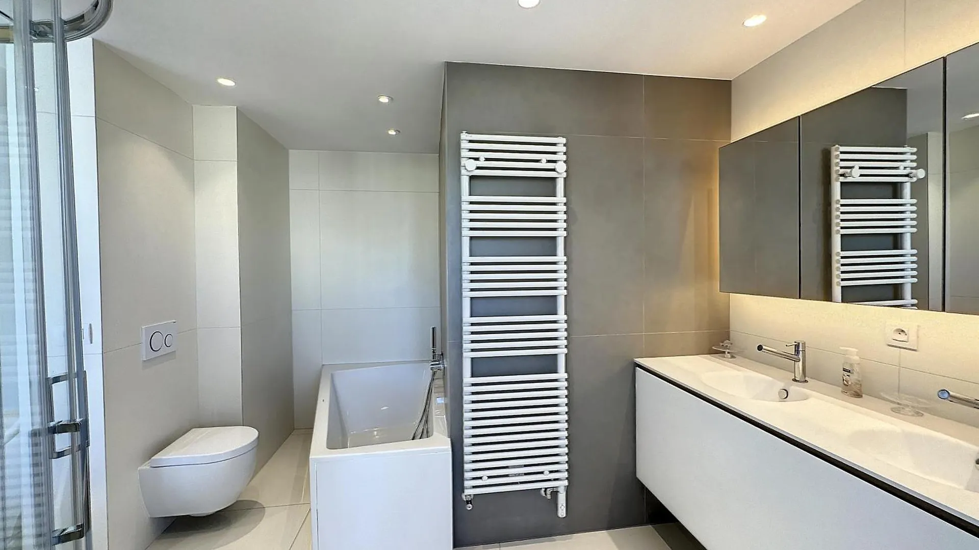Penthouse 2-Bedroom Apartment With 360º Views And Parking Cannes France