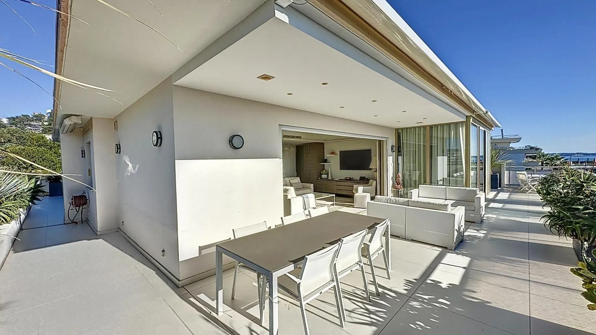 Penthouse 2-Bedroom Apartment With 360º Views And Parking Cannes France
